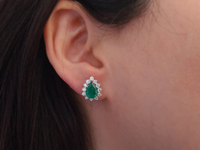 Diamond and drop emerald earrings in 18 K white gold