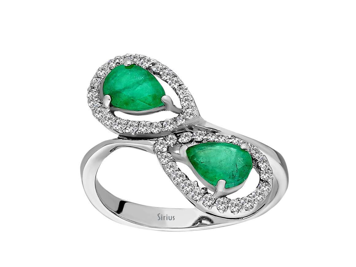 Diamond and drop emerald ring in 14 K white gold