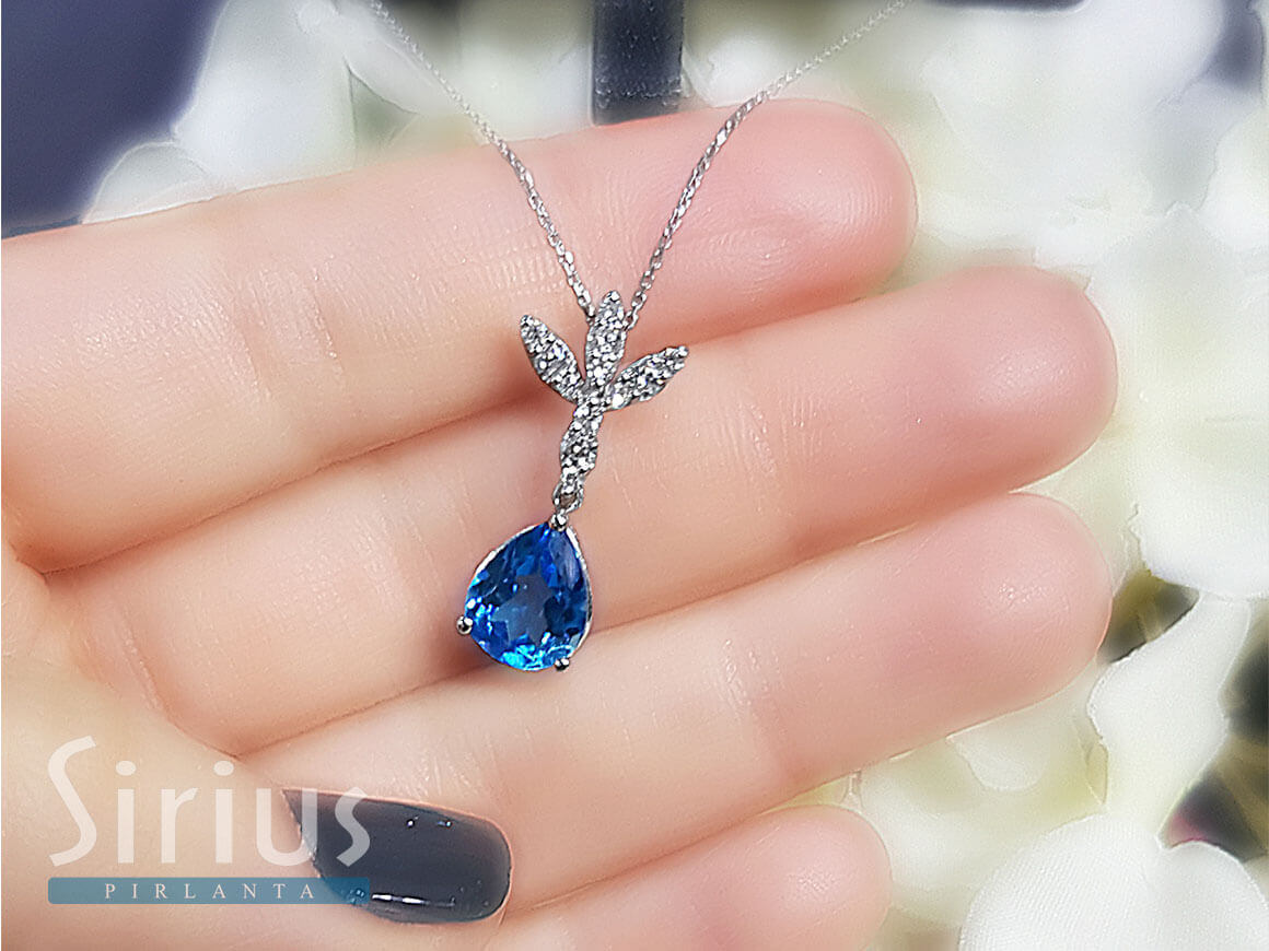 Collier diamant et topaze bleue en forme de goutte