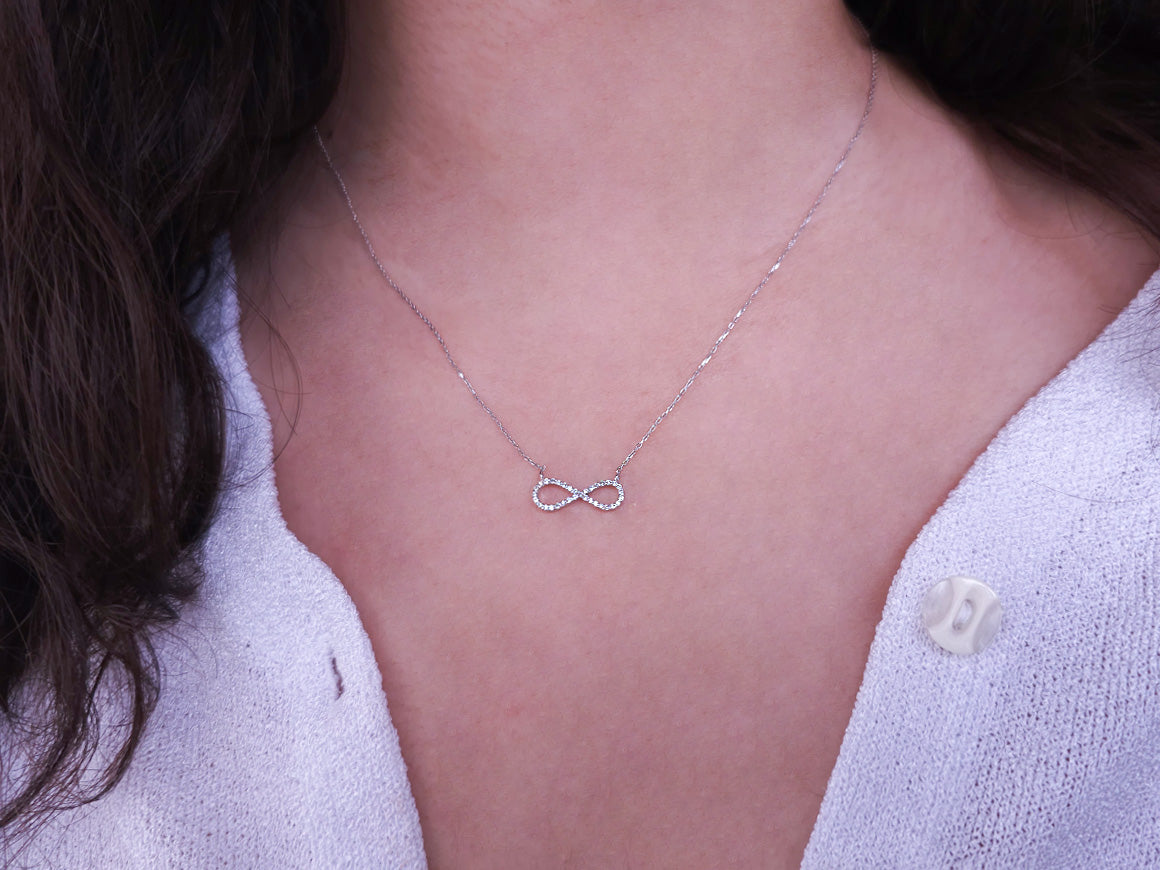 0,13 Karat Diamant Unendlichkeit Collier - handgefertigter Diamantschmuck aus Feingold | Sirius Diamant