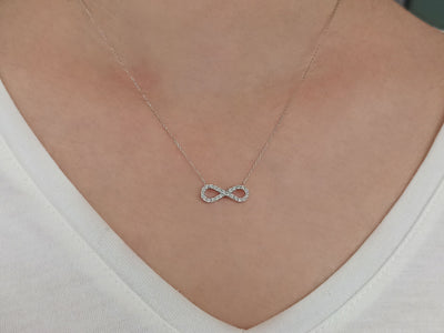 Collier infini en diamants en or blanc 14 carats