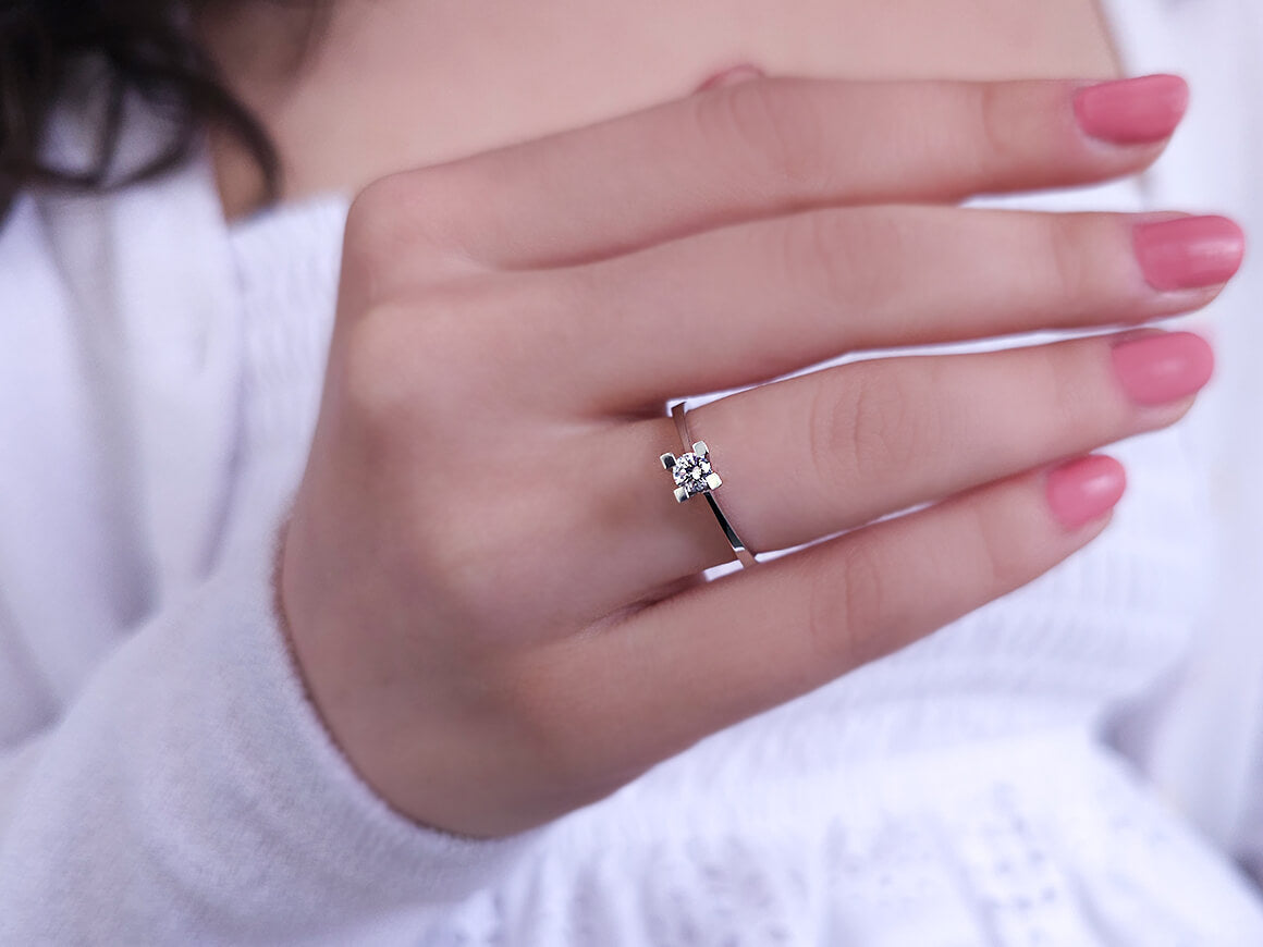 Bague solitaire en diamant de 0,16 carat de couleur E
