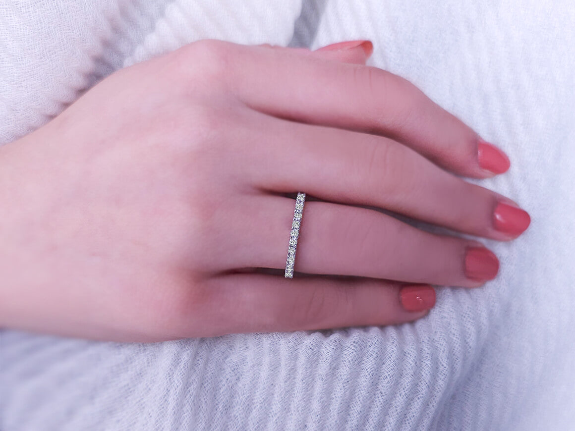Alliance demi-ronde en or blanc 18 carats avec diamants de 0,32 carat