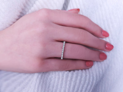 Alliance demi-ronde en or blanc 18 carats avec diamants de 0,32 carat