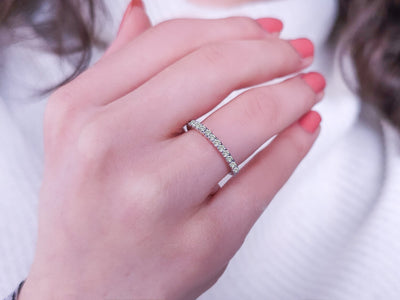 Alliance demi-ronde en or blanc 18 carats avec diamants de 0,32 carat
