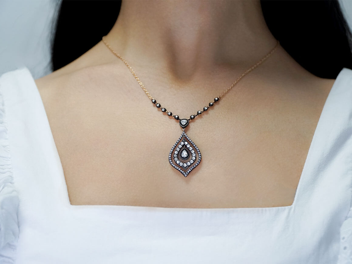 Halskette mit Diamanten und Flammentropfen - handgefertigter Diamantschmuck aus Feingold | Sirius Diamant