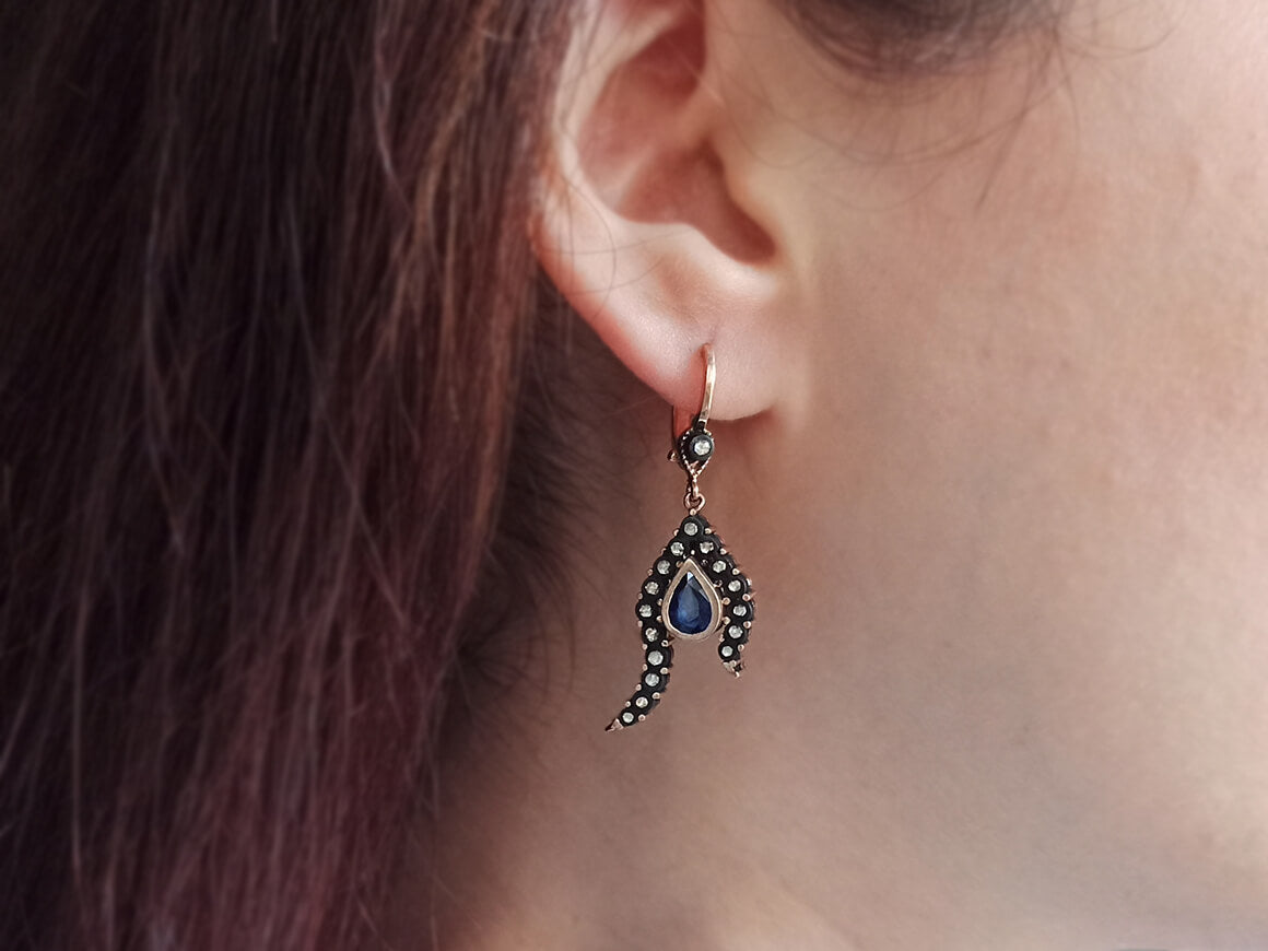 Diamant- und tropfenförmige Saphir-Ohrringe - handgefertigter Diamantschmuck aus Feingold | Sirius Diamant