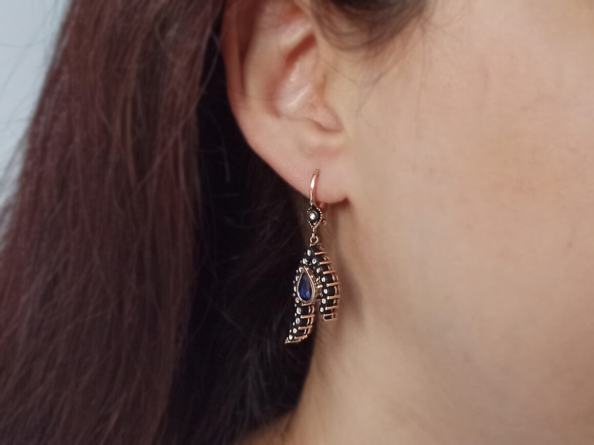 Diamant- und tropfenförmige Saphir-Ohrringe - handgefertigter Diamantschmuck aus Feingold | Sirius Diamant