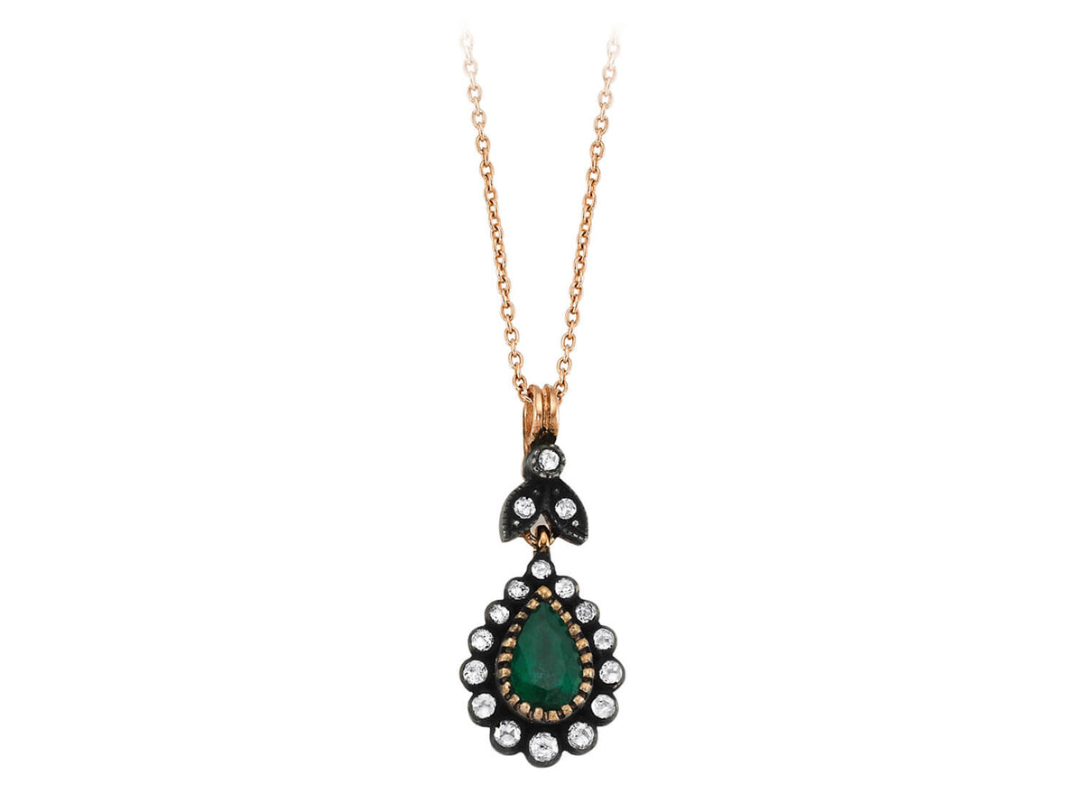 Halskette mit Diamanten und tropfenförmigen Smaragden - handgefertigter Diamantschmuck aus Feingold | Sirius Diamant