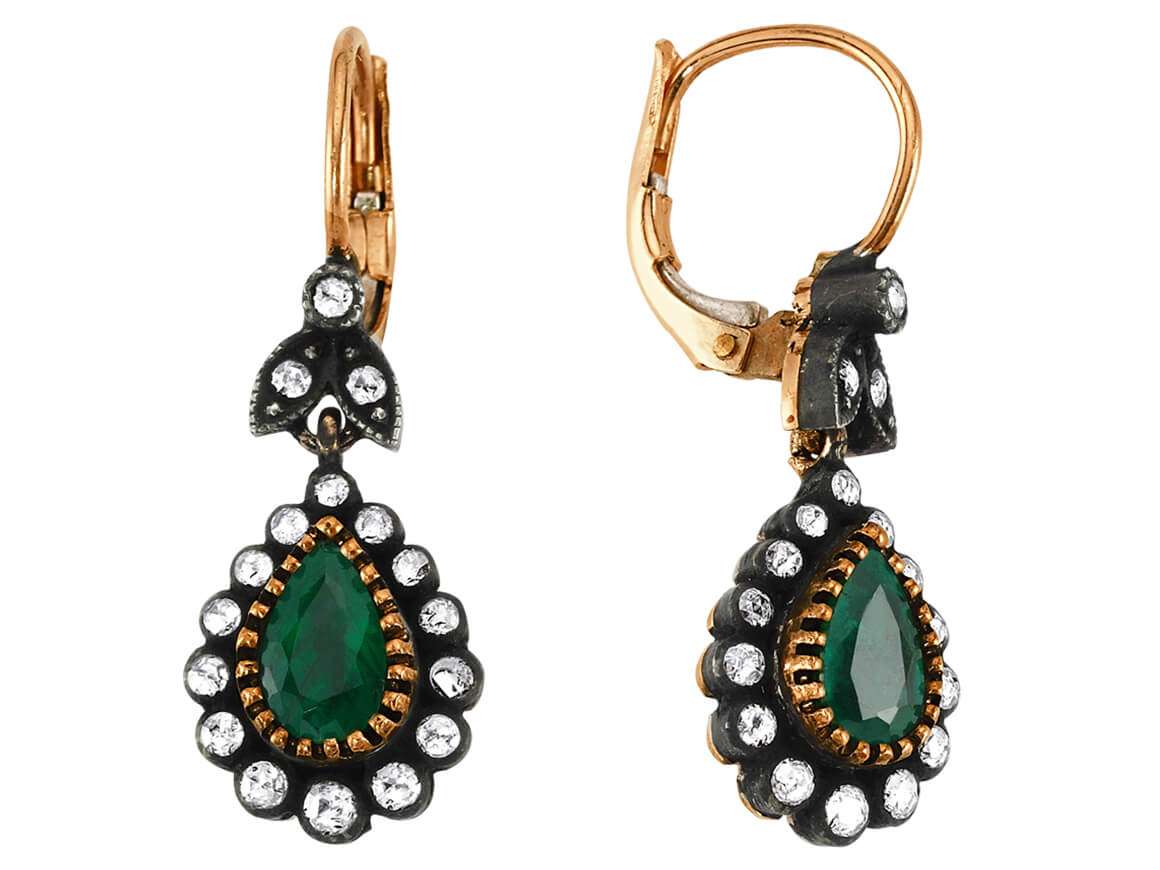 Earrings with diamonds and drop-shaped emeralds