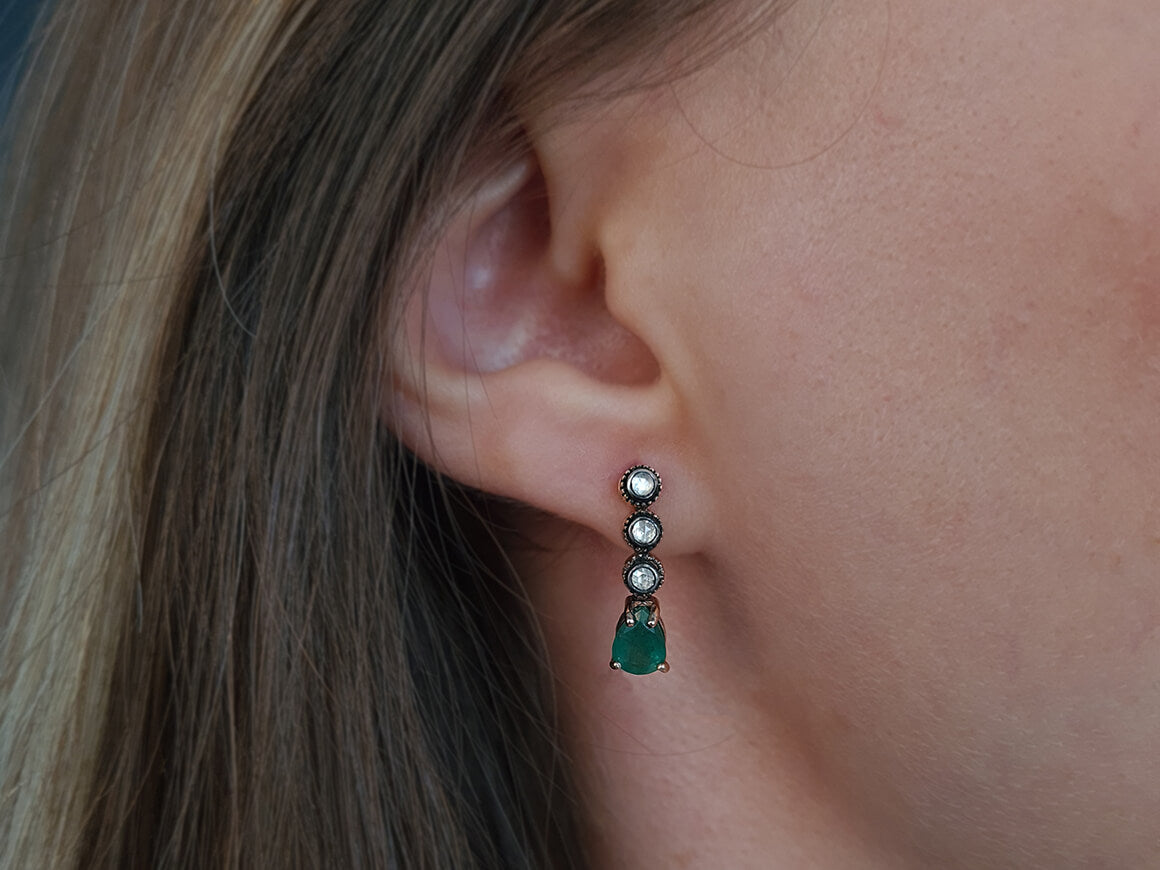 Ohrringe mit Diamanten und tropfenförmigen Smaragden - handgefertigter Diamantschmuck aus Feingold | Sirius Diamant
