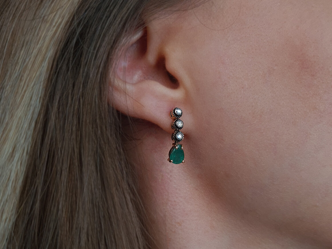Ohrringe mit Diamanten und tropfenförmigen Smaragden - handgefertigter Diamantschmuck aus Feingold | Sirius Diamant