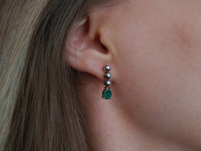 Earrings with diamonds and drop-shaped emeralds