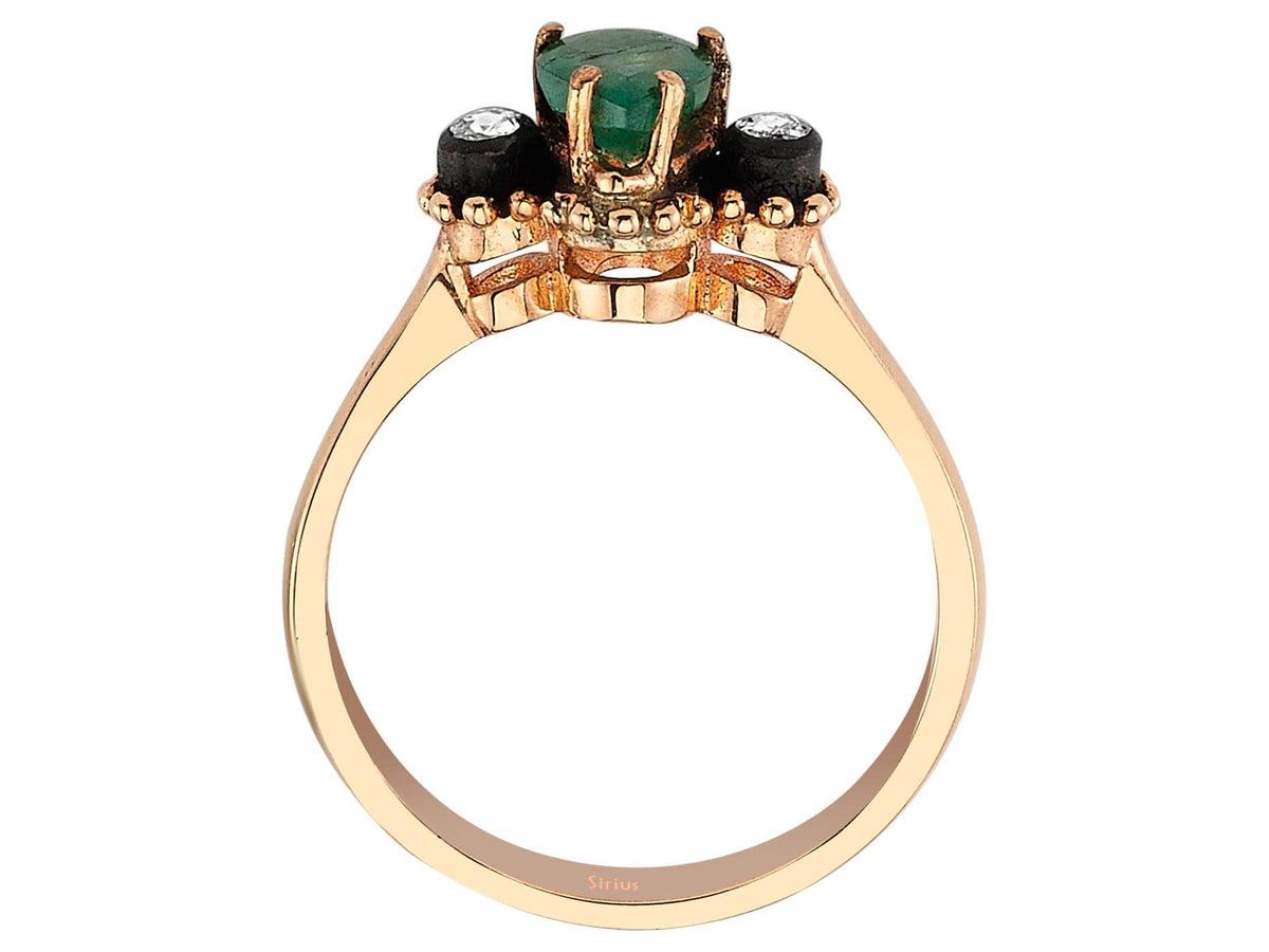 Ring mit Diamanten und tropfenförmigen Smaragden - handgefertigter Diamantschmuck aus Feingold | Sirius Diamant