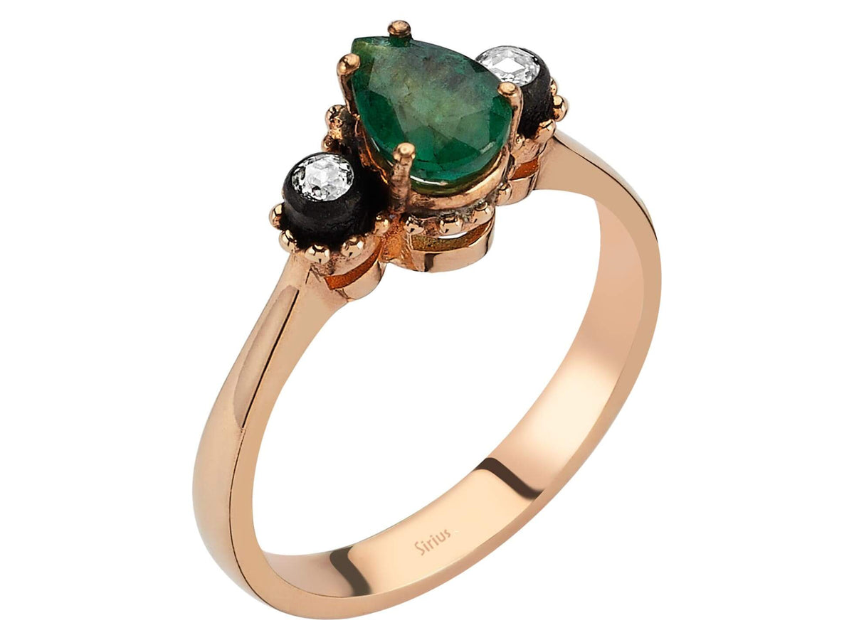 Ring mit Diamanten und tropfenförmigen Smaragden - handgefertigter Diamantschmuck aus Feingold | Sirius Diamant