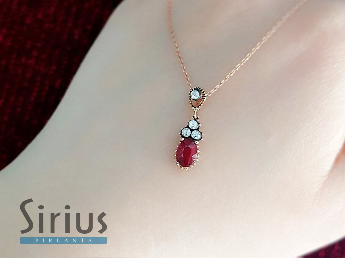 Necklace with diamonds and oval rubies