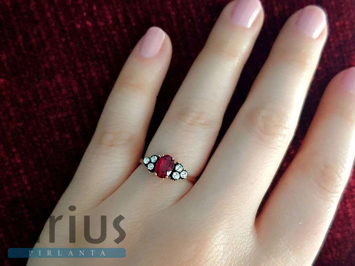 Ring mit Diamanten und ovalen Rubinen