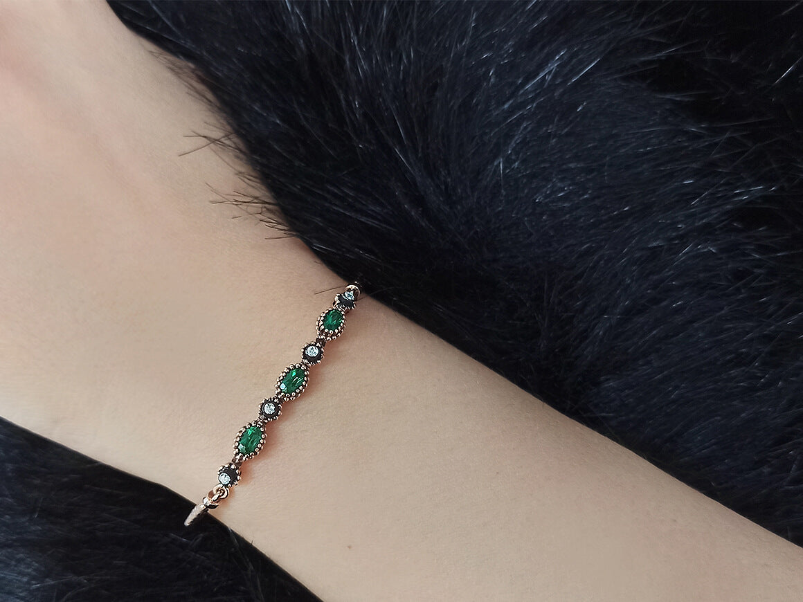 Bracelet with diamonds and oval emeralds