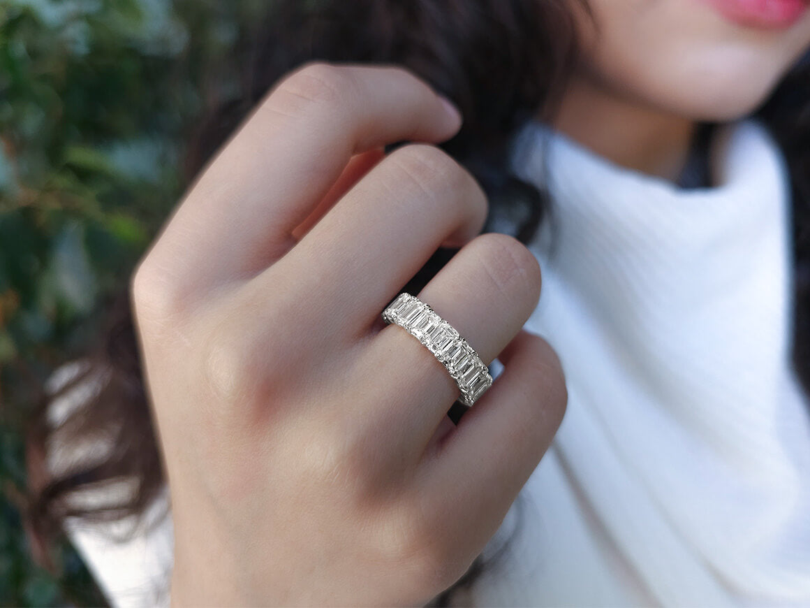 Bague d'éternité en or blanc avec diamant taille émeraude