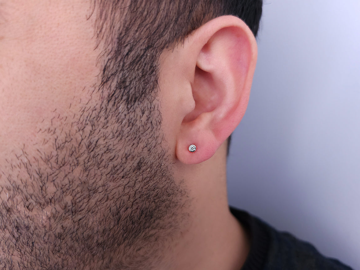 Boucles d'oreilles solitaires en or blanc 14 carats avec diamant de 0,05 carat