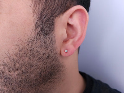 Boucles d'oreilles solitaires en or blanc 14 carats avec diamant de 0,05 carat