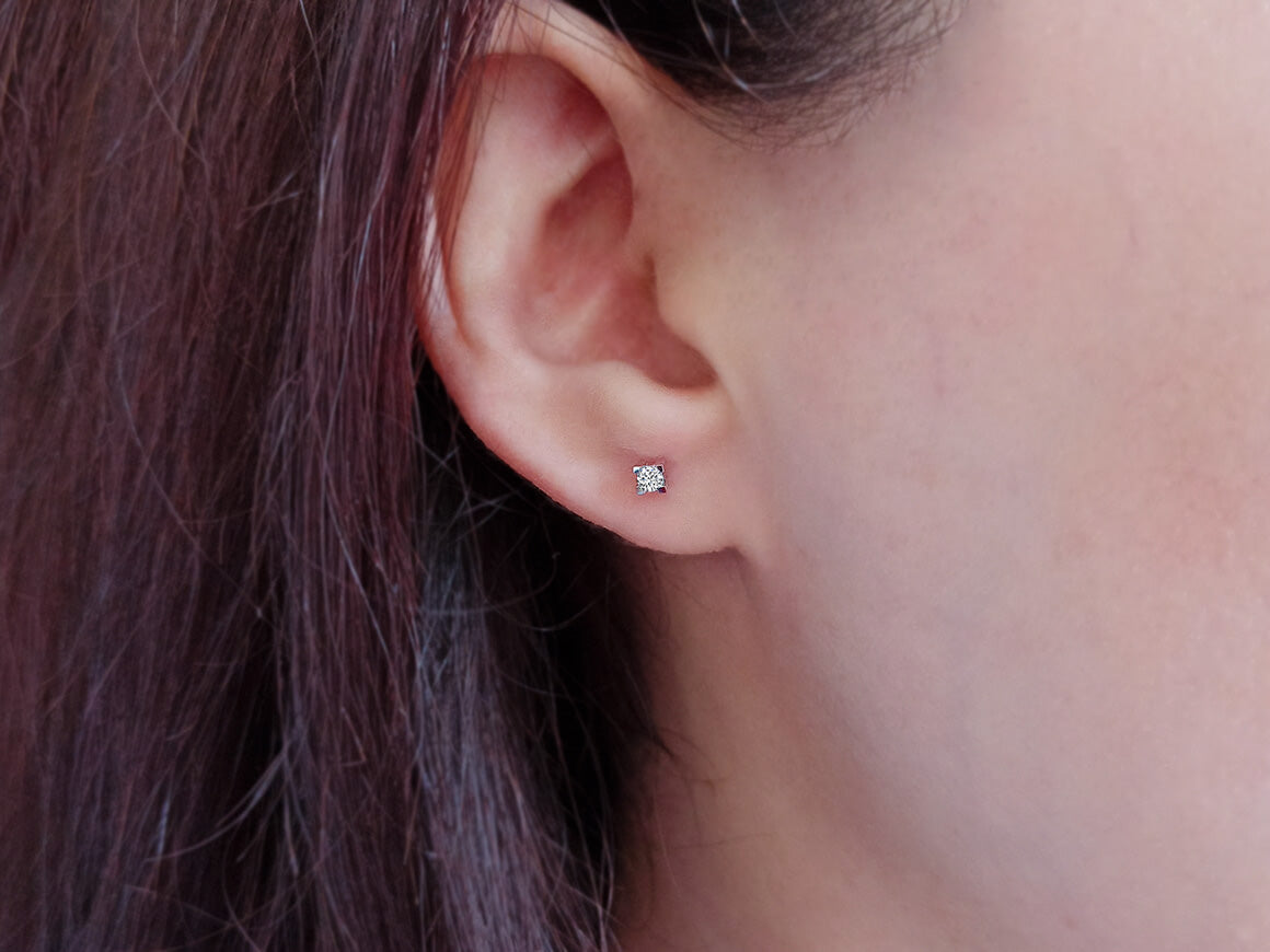 0,12 Karat Diamant Solitär Ohrstecker in 8 K Weißgold - handgefertigter Diamantschmuck aus Feingold | Sirius Diamant