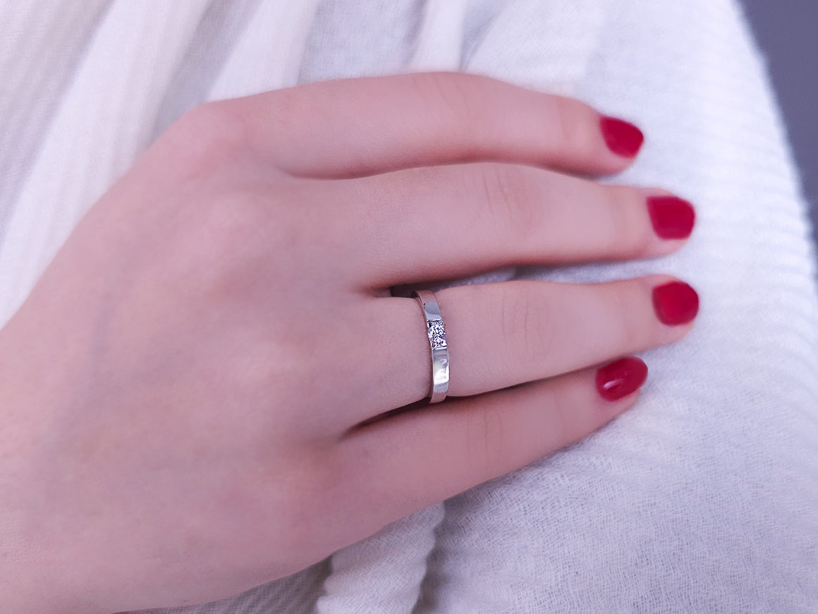 Bague solitaire en or blanc 14 carats avec diamant de 0,08 carat