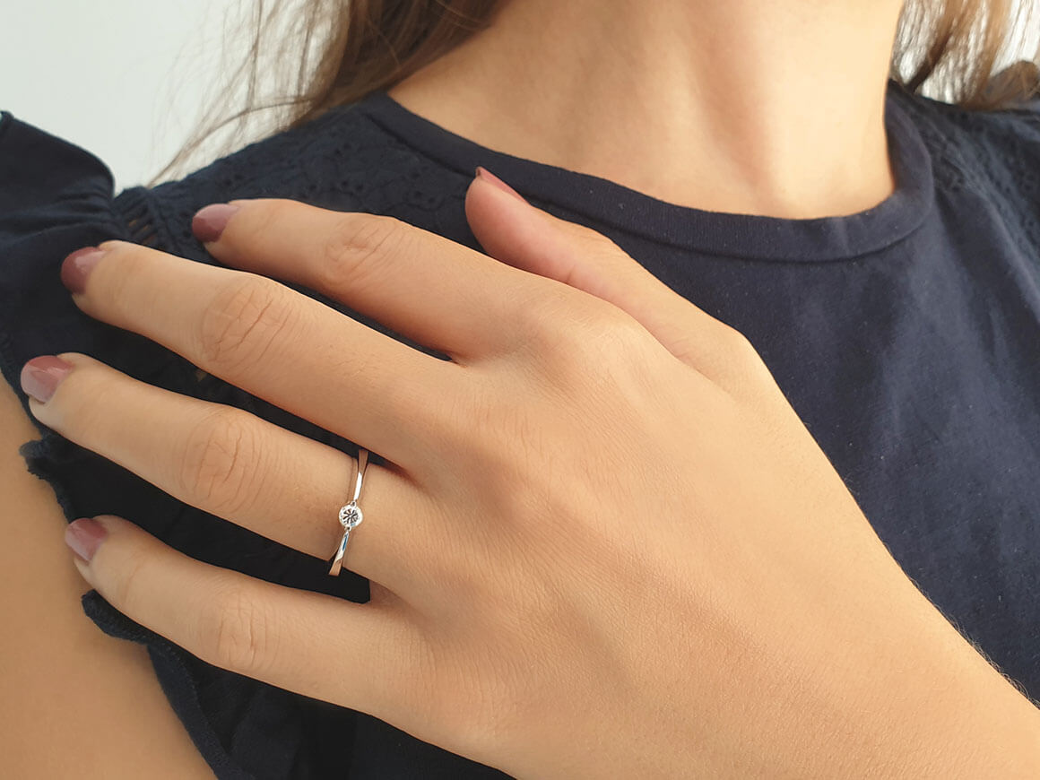 Bague solitaire en or blanc 14 carats avec diamant de 0,13 carat