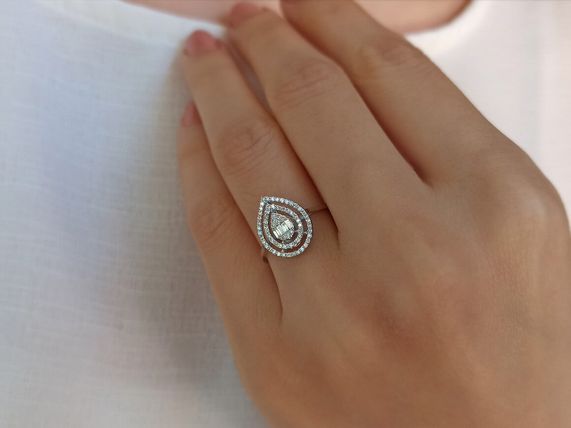 Bague en forme de larme avec diamant baguette de 0,23 carat 
