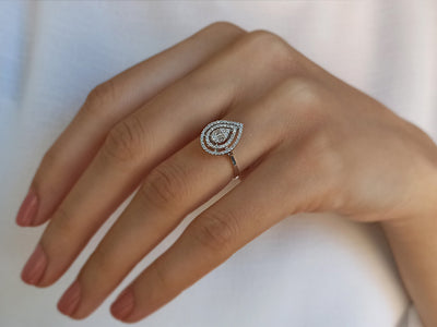 Bague en forme de larme avec diamant baguette de 0,23 carat 