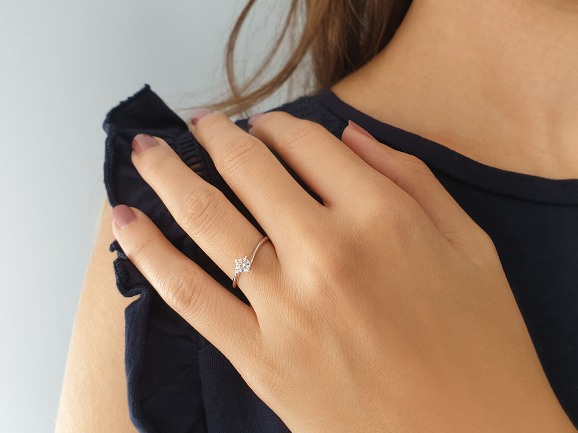 Bague solitaire en or blanc 14 carats avec diamant de 0,26 carat