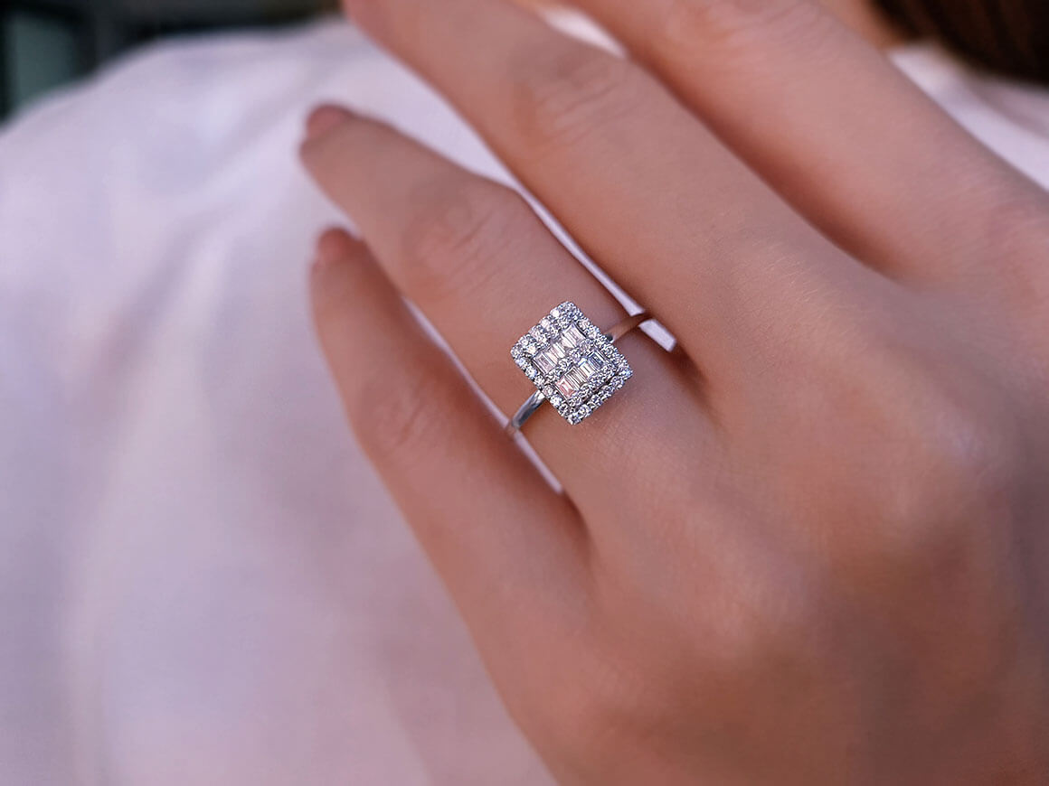 Bague baguette en diamant de 0,38 carat couleur F