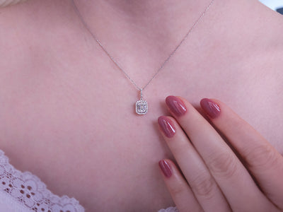F-color 0.43 carat baguette diamond necklace