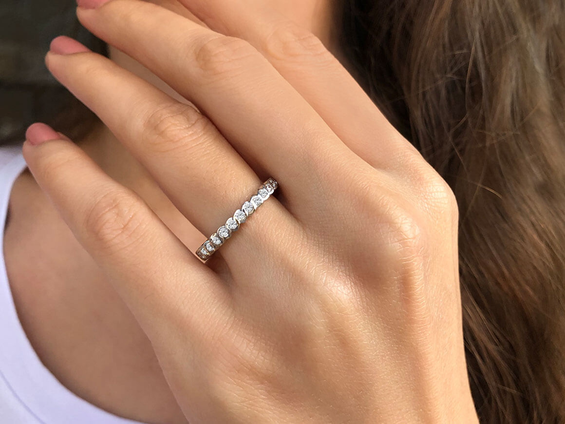 Alliance tout autour en diamant de 0,64 carat
