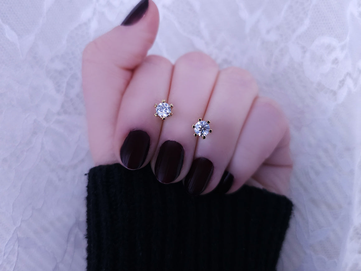 F Farbe 0,90 Karat Diamant Solitär Ohrringe - handgefertigter Diamantschmuck aus Feingold | Sirius Diamant