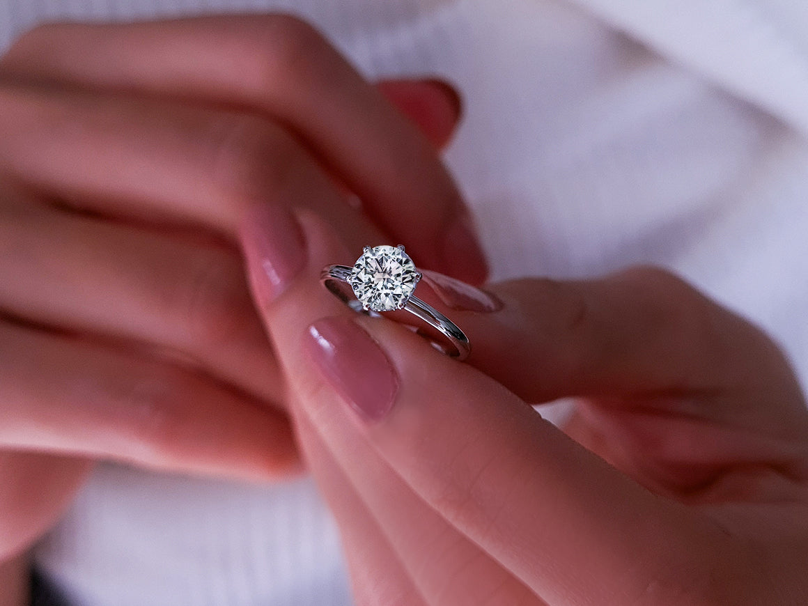 Bague solitaire en or blanc 14 carats avec diamant de 0,97 carat au total