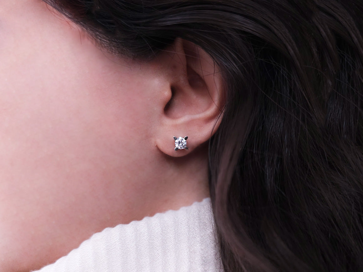 0,82 Karat Diamant Solitär Ohrringe - handgefertigter Diamantschmuck aus Feingold | Sirius Diamant
