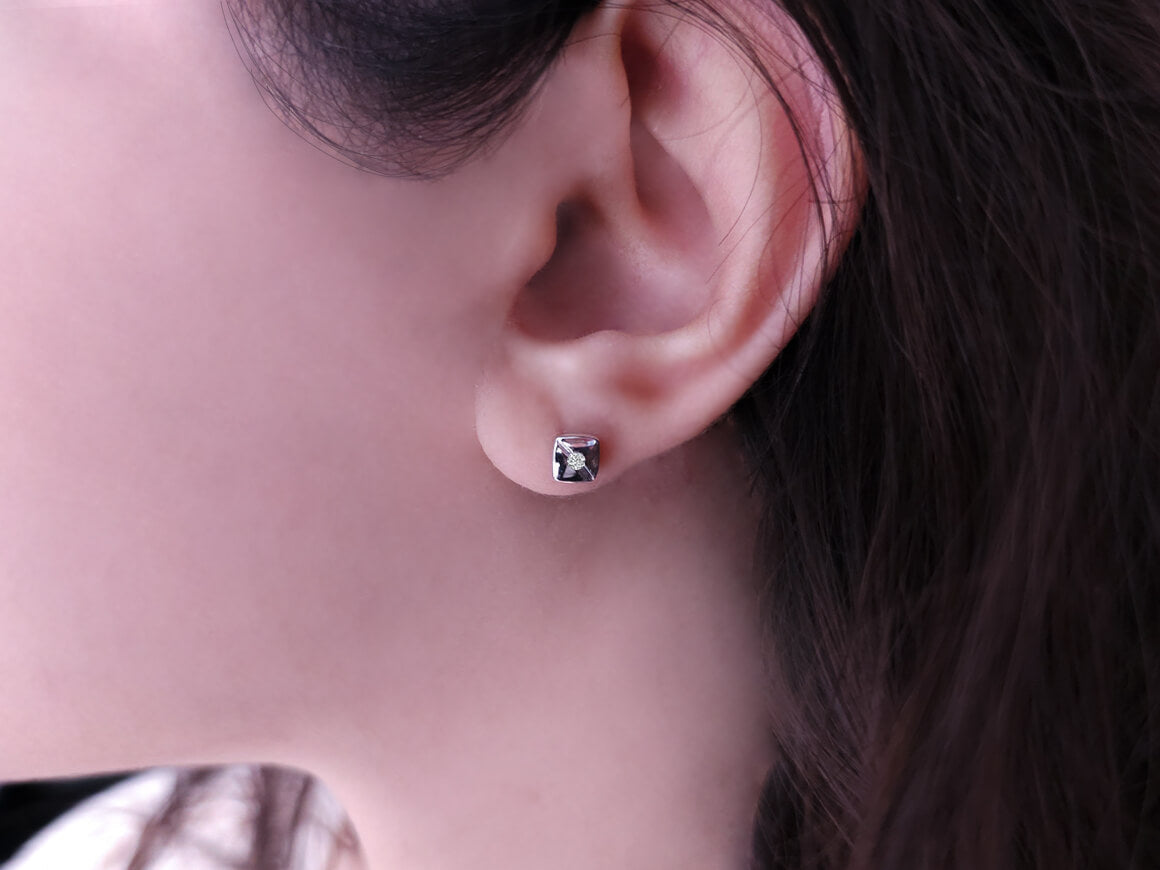 G color 0.04 carat stud earrings in 585 14 carat white gold