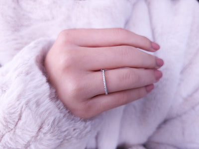 0.09 carat diamond half-round alliance in 585 14K gold white gold