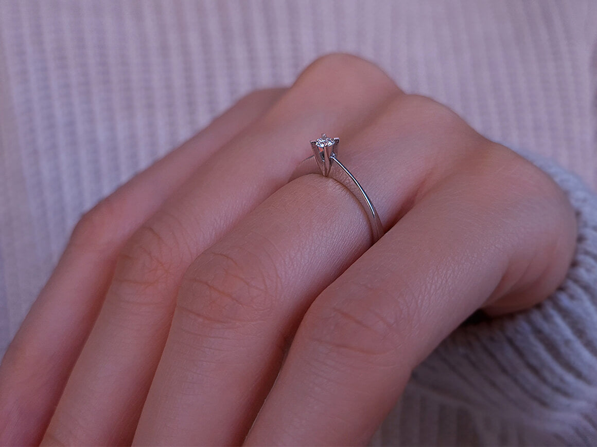 0.10 carat diamond solitaire ring in 8 K white gold