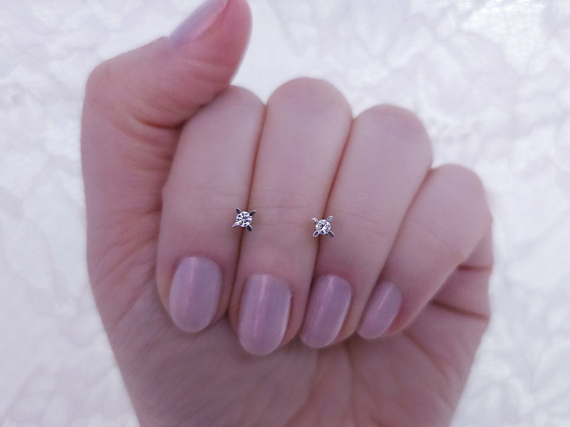0,12  Karat Diamant Solitär Ohrringe – handgefertigter Diamantschmuck aus Feingold | Sirius Diamant