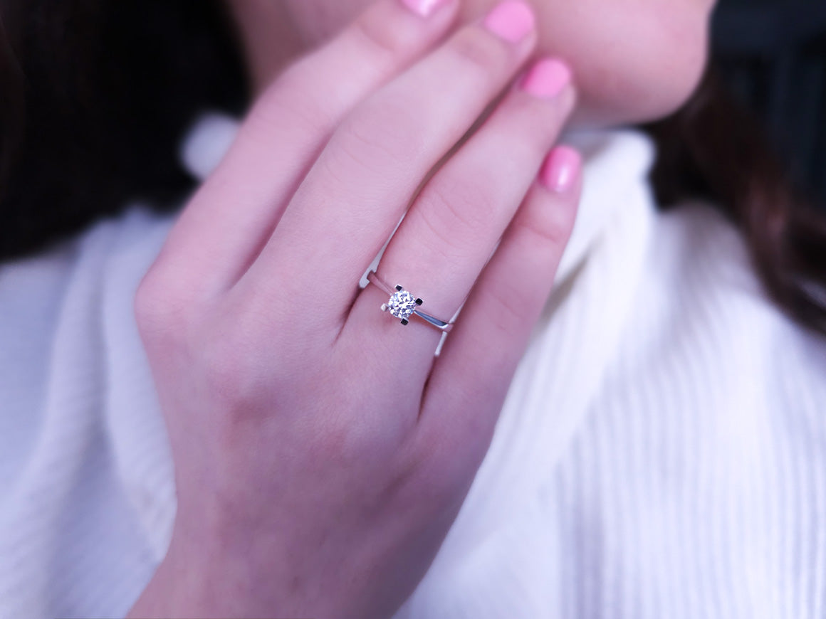 Bague solitaire en or blanc 14 carats avec diamant de 0,30 carat