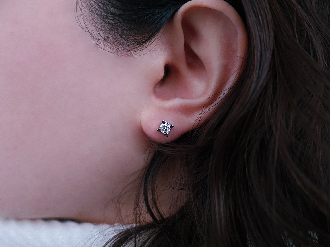 G Farbe 0,46 Karat Diamant Solitär Ohrringe - handgefertigter Diamantschmuck aus Feingold | Sirius Diamant