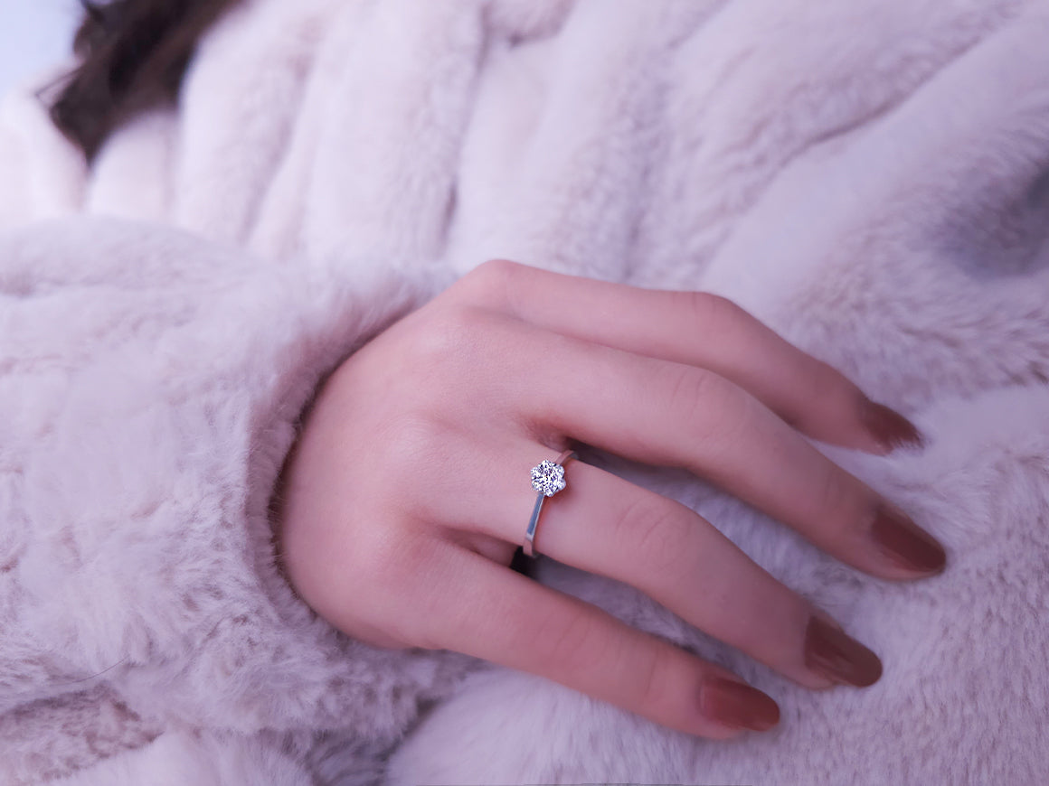 Bague effet solitaire diamant 0,50 carat en or blanc 8 carats