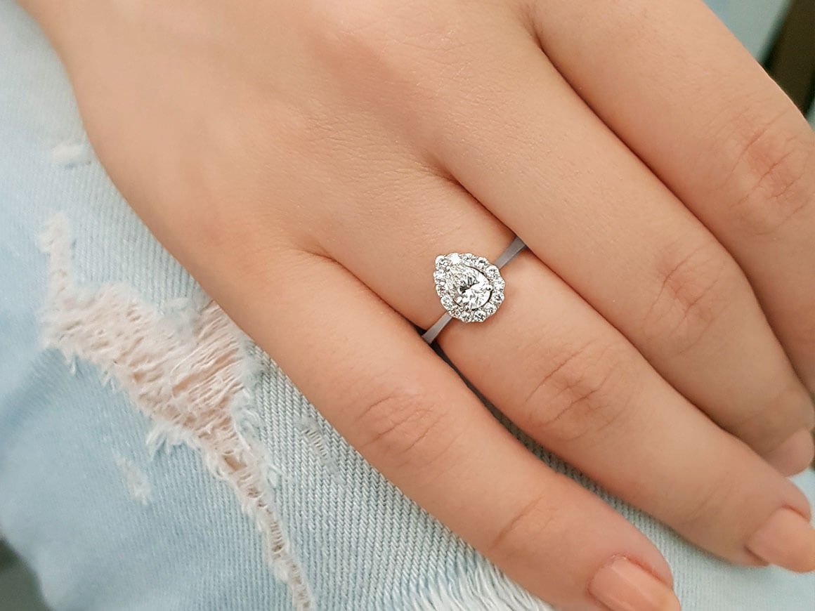 Bague en diamant taille poire de 0,68 carat au total 