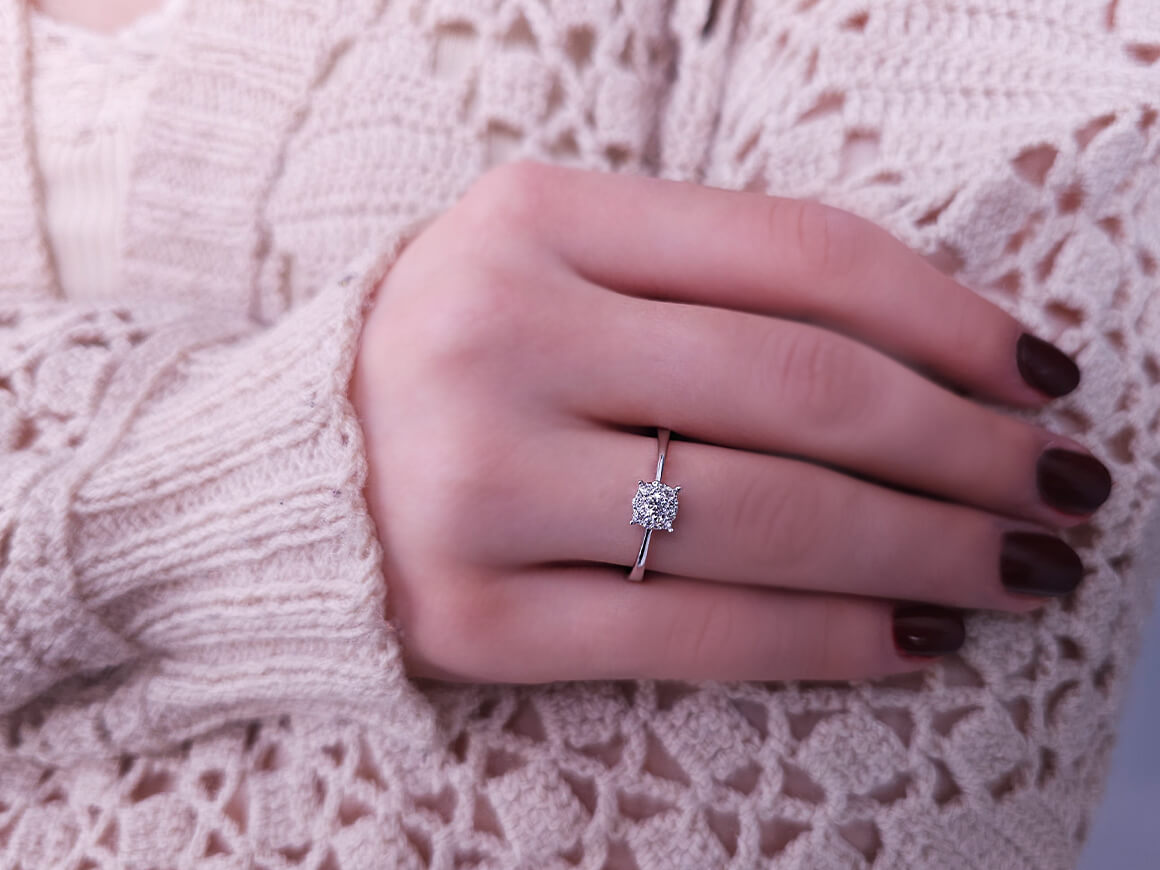 Bague effet solitaire diamant de 0,70 carat en or blanc 8 carats