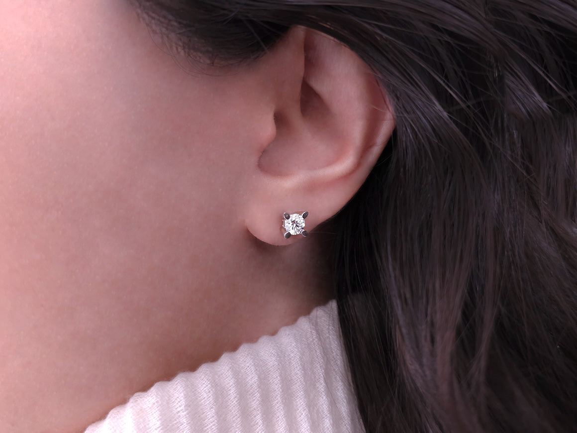 0,82 Karat Diamant Solitär Ohrringe - handgefertigter Diamantschmuck aus Feingold | Sirius Diamant