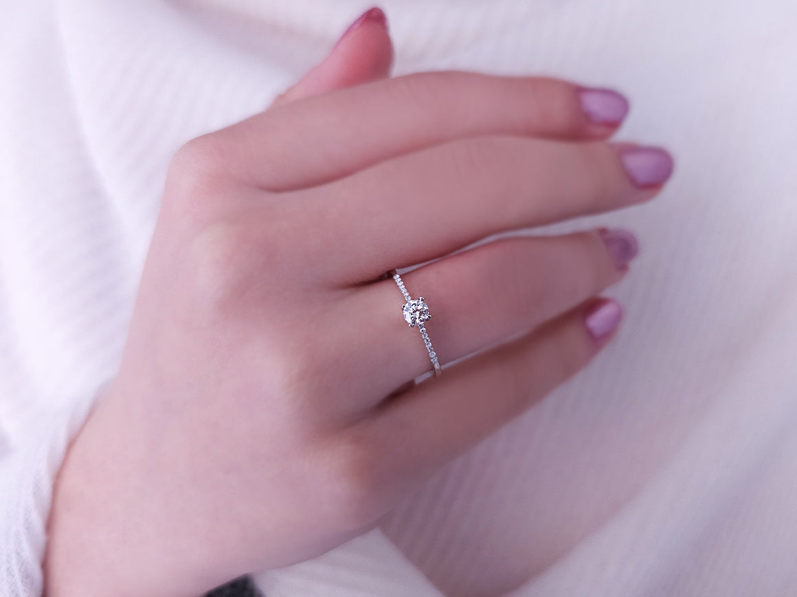 Bague solitaire en or blanc 18 carats avec diamant de 0,24 carat au total