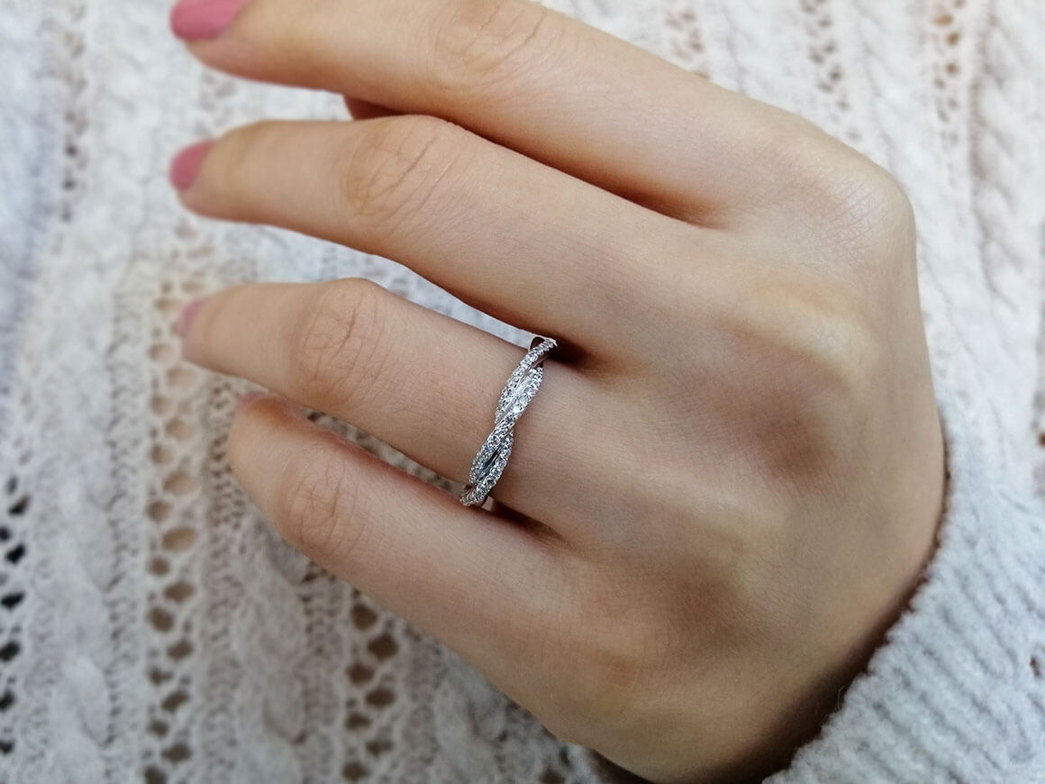 Alliance demi-ronde à deux rangs de diamants en or blanc 333 8 carats