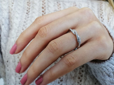 Alliance demi-ronde à deux rangs de diamants en or blanc 333 8 carats